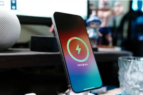 衡山苹果15换屏服务分享用什么充电器给iPhone15充电更好 